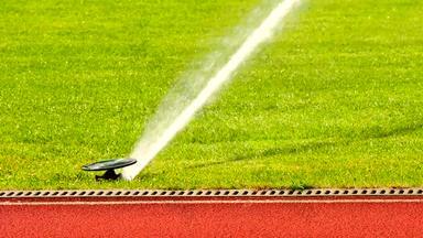 足球足球场灌溉系统<strong>自动浇水</strong>草<strong>浇水</strong>足球玩场红色的橡胶赛马场户外体育场